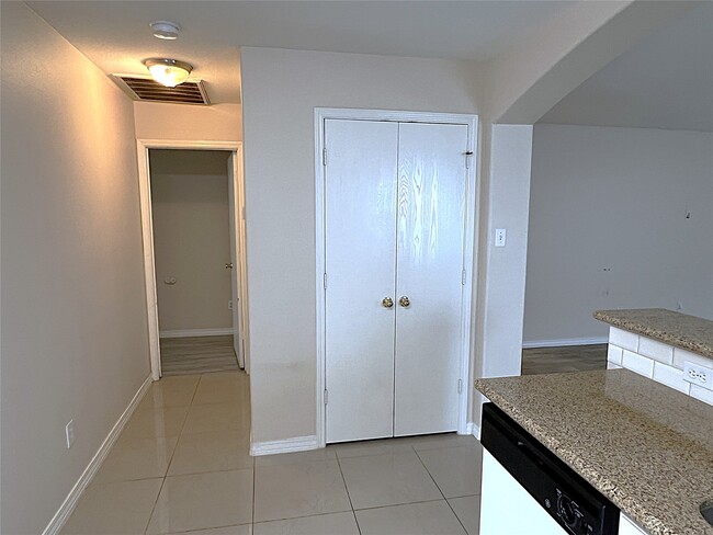 Building Photo - 2019 Pine Croft Dr