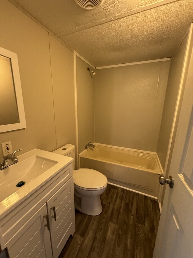 Building Photo - 3 BR | 2 BA Mobile Home in Pikeville *Trash Pick-Up Included*