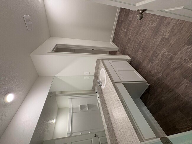 Building Photo - 295 SE Cres St