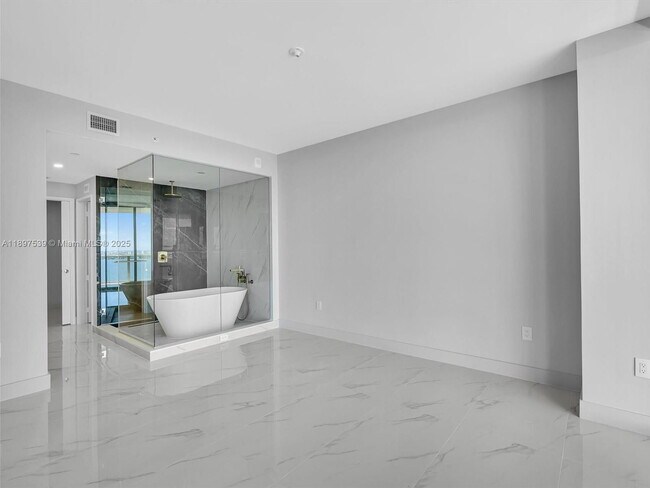 Building Photo - 700 NE 24th St