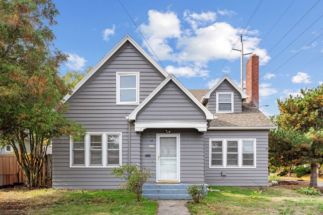 Primary Photo - Spacious 6 Bed 2 Bath Home- N Portland Cha...