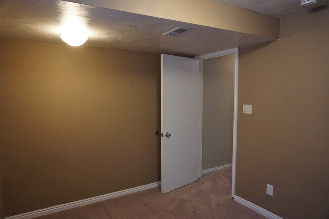 Building Photo - Quiet 5 Bedroom 3 Bath West Jordan Home