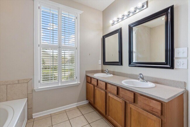 Building Photo - 3190 Coneflower Dr