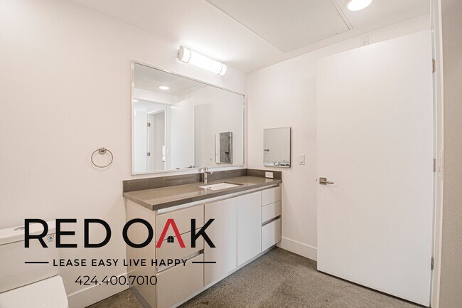 Building Photo - 453 S Kenmore Ave