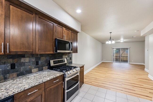 Building Photo - 3BR/2.5 Bath Townhome