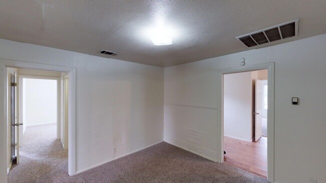 Building Photo - 3 Bedroom/1 Bath/1 Car Garage Home - Walki...