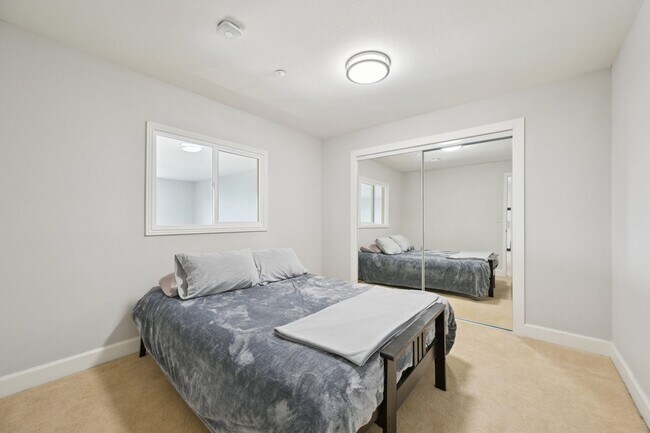 Building Photo - 5677 S Park Pl