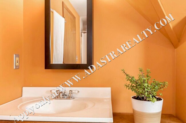 Building Photo - Inviting 3 Bedroom Close to Everything-Available in MAY!!