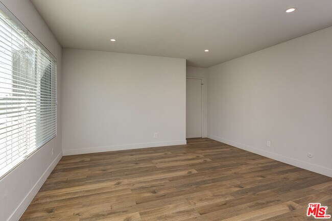 Building Photo - 845 S Kenmore Ave