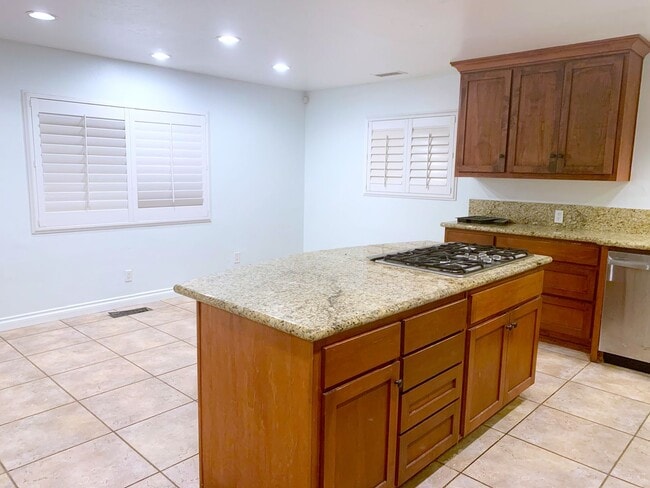Building Photo - 4BD 2 BA on Dorothy Way!