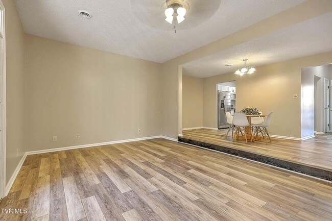 Building Photo - 2 Bedroom 1.5 Bath Townhome for Rent