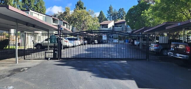 Building Photo - North Camino Alto - 255