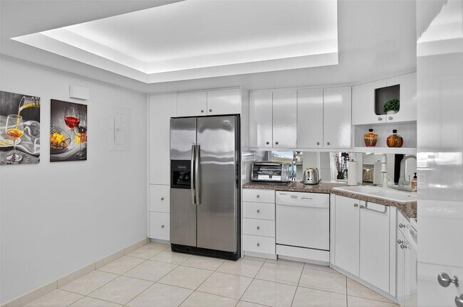 Building Photo - 2100 S Ocean Ln