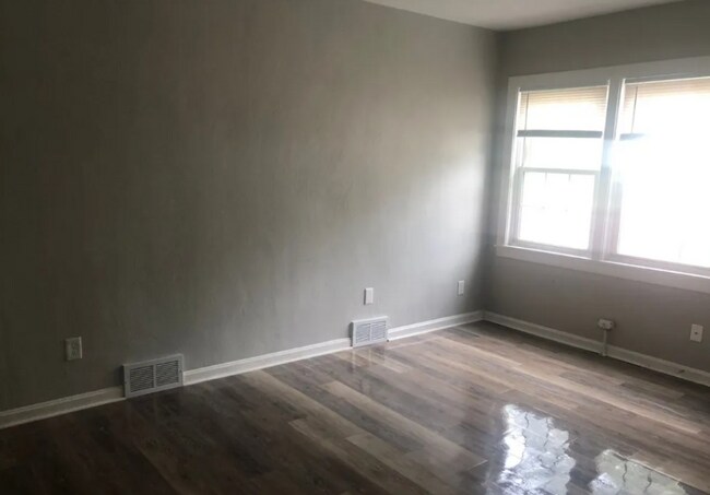 Building Photo - 529 E 7th St