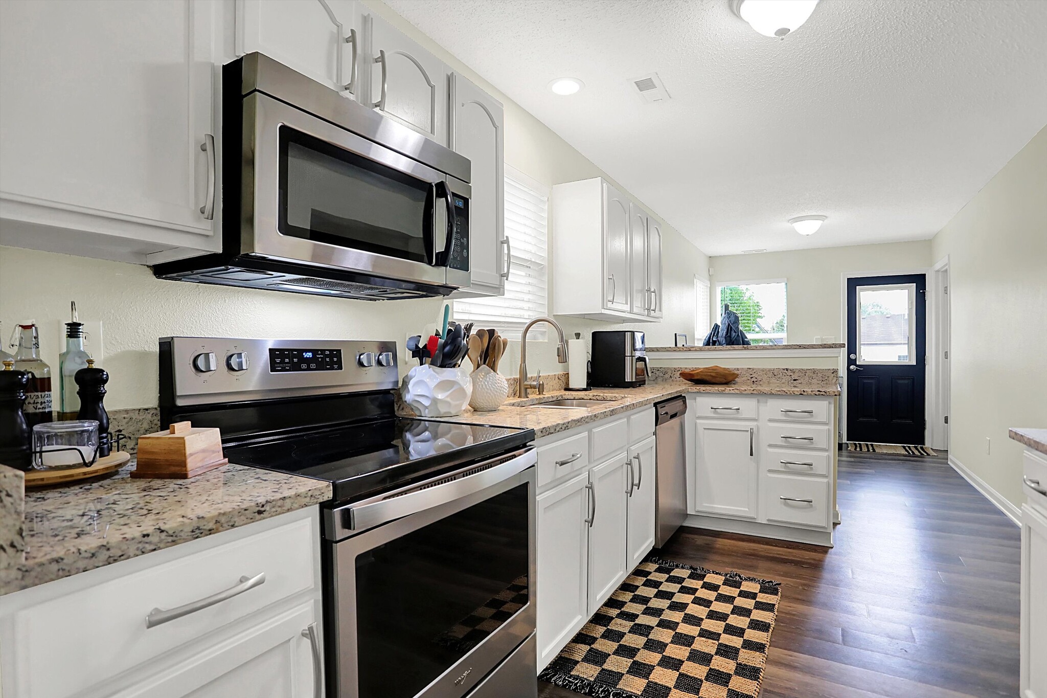 Building Photo - 5549 Wild Horse Dr