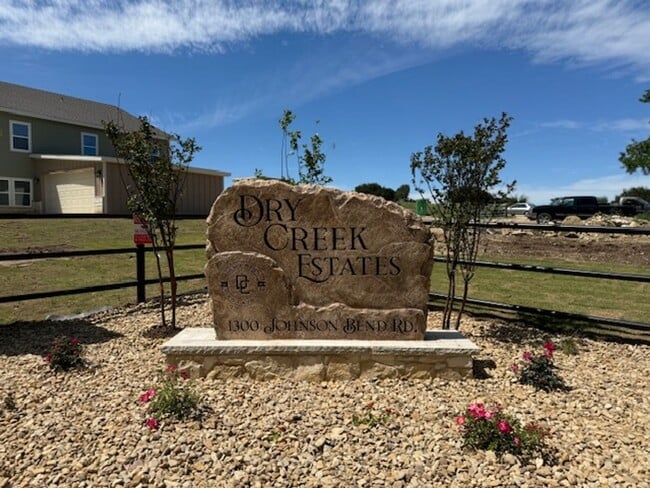 Building Photo - 3/2/2 - HIGH CEILINGS - NO WATER BILL