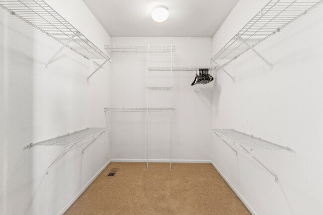 Building Photo - Gorgeous Home With Two Car Garage and Acce...