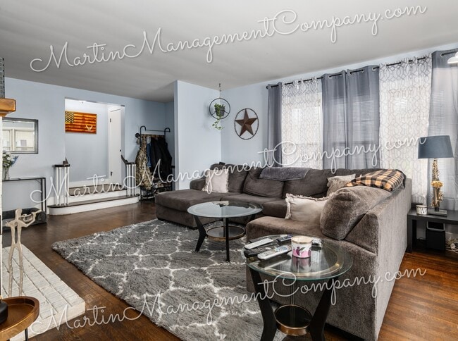 Building Photo - 906 S Barrett Ave