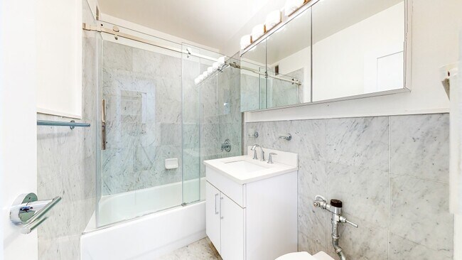 Building Photo - 96 Fifth Avenue