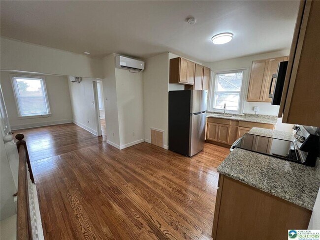 Building Photo - 527 Linden St