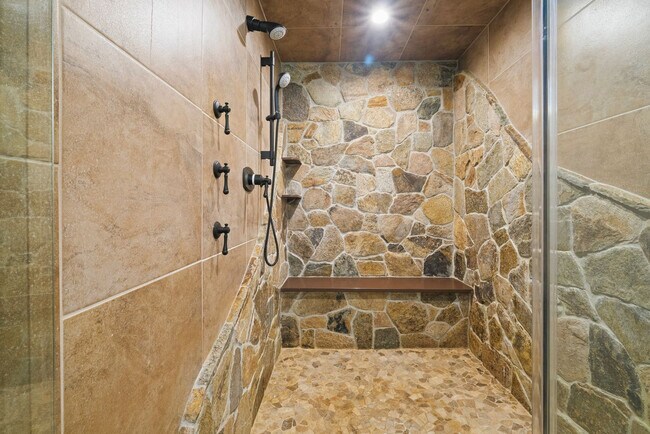Building Photo - 15 Hemlock Dr