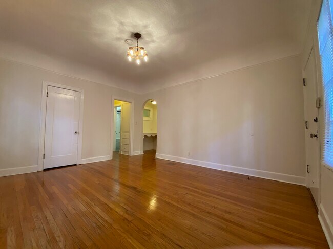 Building Photo - 1622 N Serrano Ave