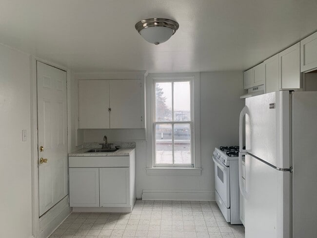 Building Photo - 1 Bedroom Top Floor Apartment-York City SD