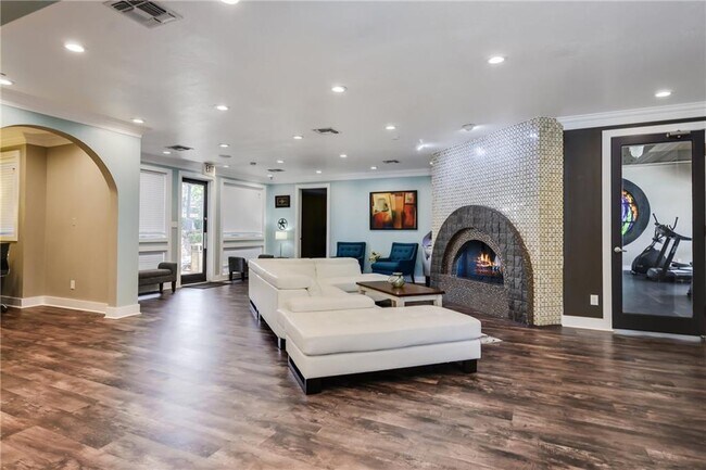 Building Photo - 935 La Posada Dr