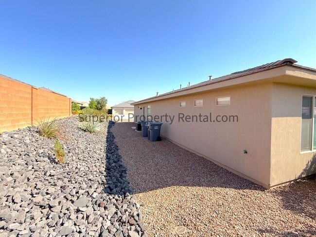 Building Photo - 4 bed, 2 bath home w/2car garage