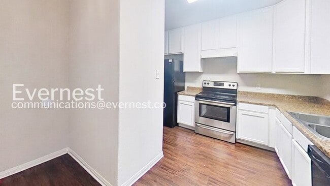 Building Photo - 1011 Iola Dr