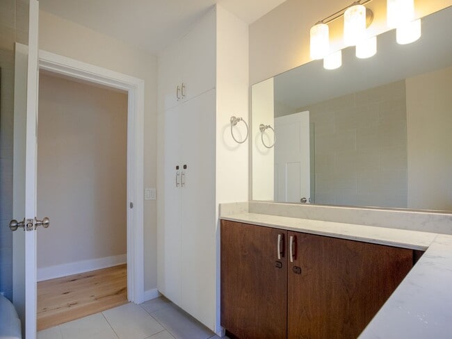 Building Photo - Beautiful 3br/2bth - SW Portland