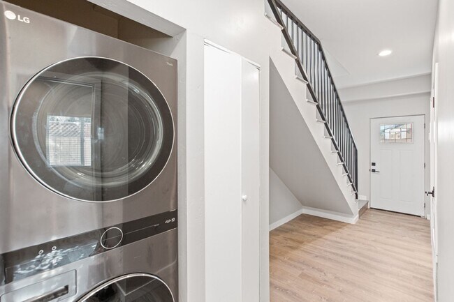 Building Photo - Private balcony + private patio!