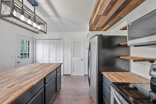 Building Photo - 2 bed 1.5 bath townhome for rent in Brentwood!