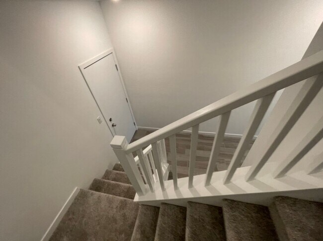 Building Photo - GATED 3 BED 3 BATH 2 CAR GARAGE TOWNHOUSE w/ LOFT + ROOM DOWNSTAIRS & COMMUNITY POOL IN HENDERSON