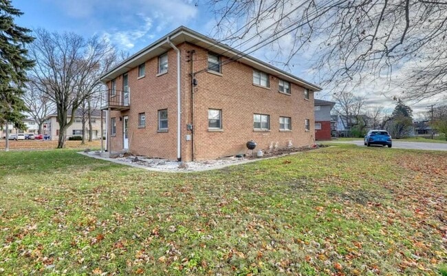Building Photo - 7233 W Lakefield Dr