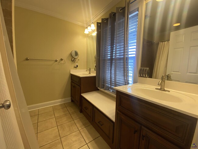 Building Photo - 338 Ivystone Dr
