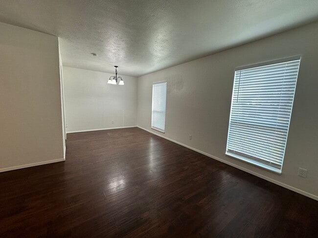 Building Photo - Move-In Ready in Plano