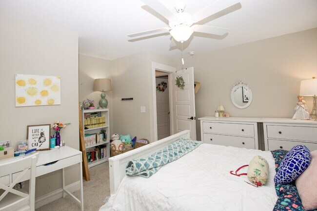 Building Photo - "Charming 4-Bedroom Retreat with Fireplace and 3 Full Baths in Aberdeen!"