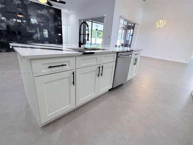 Building Photo - 1749 SW Desert Ave