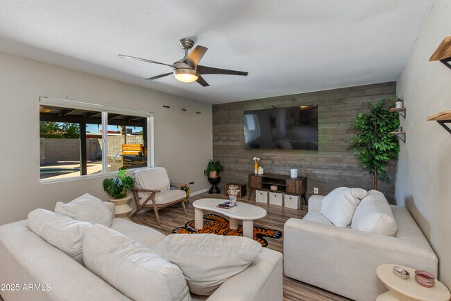 Building Photo - 3009 E Dahlia Dr