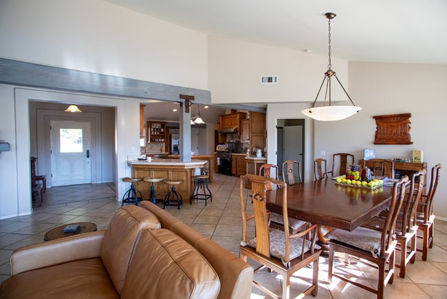 Building Photo - Janin Acers - Pool - Pet Friendly - FURNISHED OR UNFURNISHED