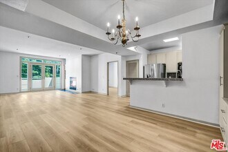 Building Photo - 2222 Beachwood Dr