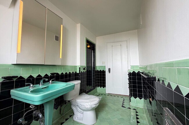 Building Photo - 1314 Hayworth Ave