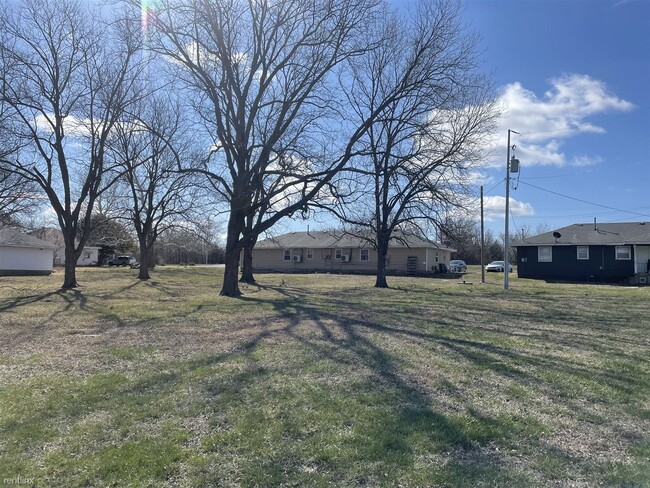 Building Photo - 2 br, 1 bath Duplex - 2379 Locust Road 126...