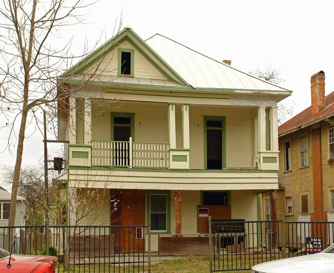 Primary Photo - 211 E Courtland Pl