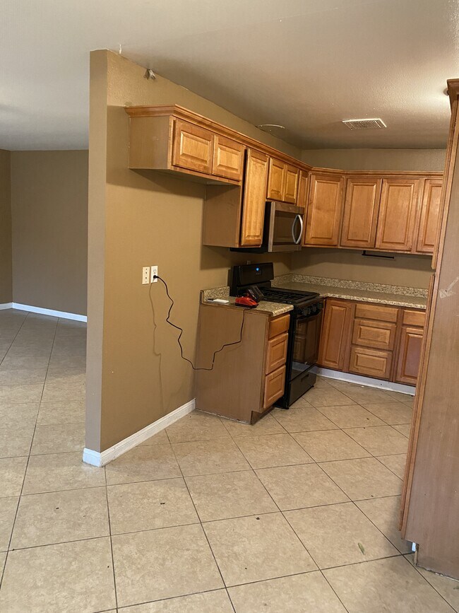 Building Photo - 16510 Lakeshore Dr