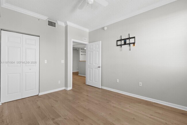 Building Photo - 533 NE 3rd Ave