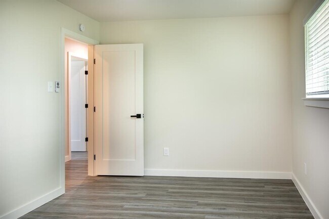 Building Photo - 2011 Malvern Hill Dr