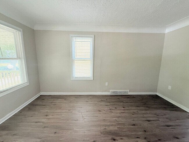 Building Photo - Renovated 3-Bedroom Home – We Welcome Sect...