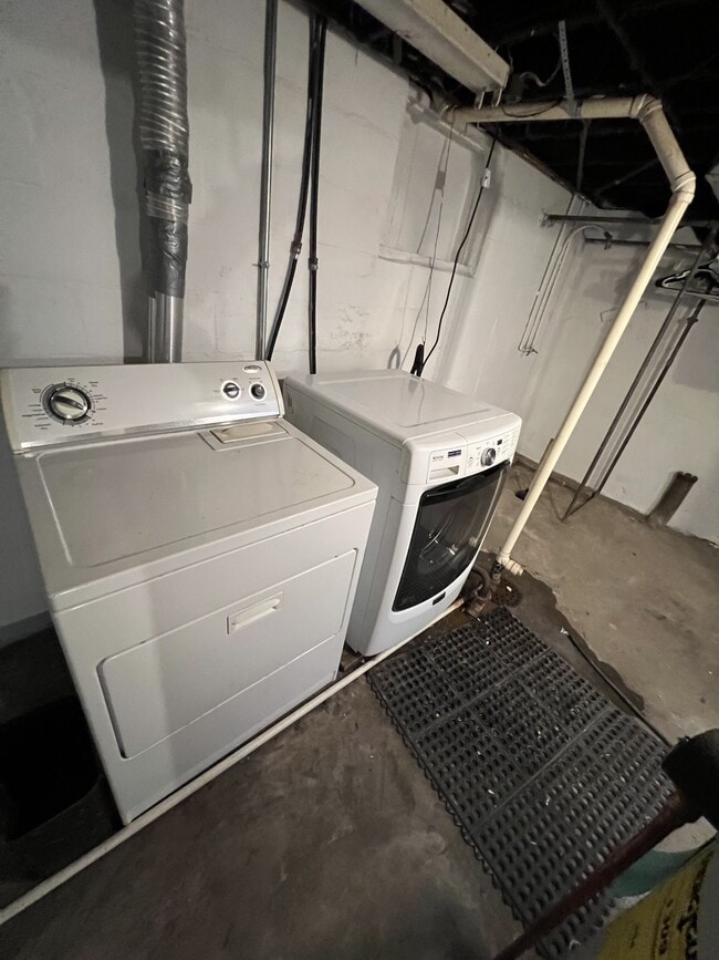 Building Photo - 1223 Bensch St